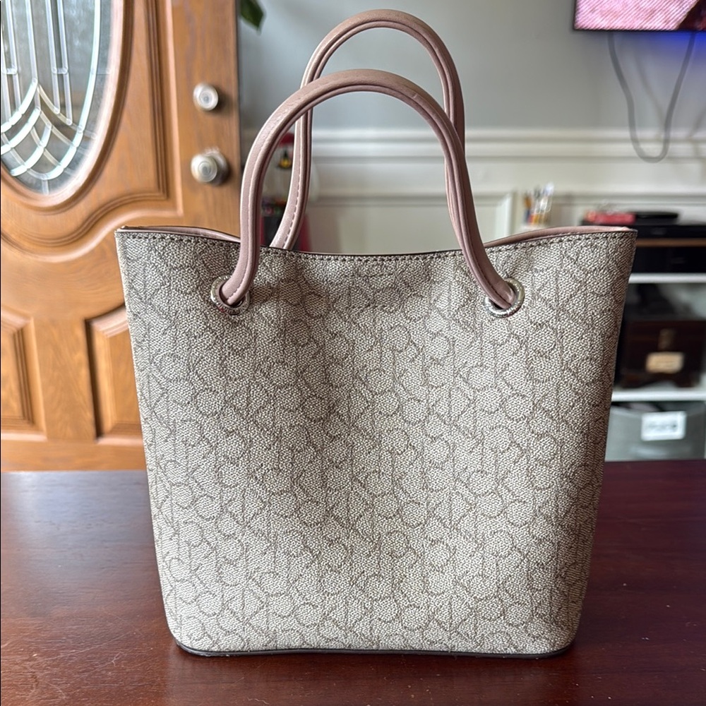 Calvin Klein Elegant Beige Tote Bag - Picture 2 of 6
